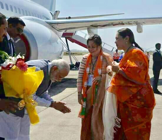 मणिपुर में भाजपा महिला कार्यकर्ता द्वारा <a href="/narendramodi/">Narendra Modi</a> जी के पहुंचने पर उनके पैर छूने के दौरान मातृ शक्ति को कुछ इस तरह से सम्मान दिया 🙏🙏🙏
