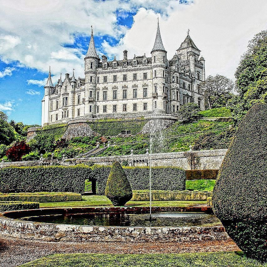 hellomkcom's tweet photo. Dunrobin Castle, could be from a fairy tale. I could imagine a princess waiting to be resc… https://t.co/vKyXsVQbwn https://t.co/8yrXVTI6nT