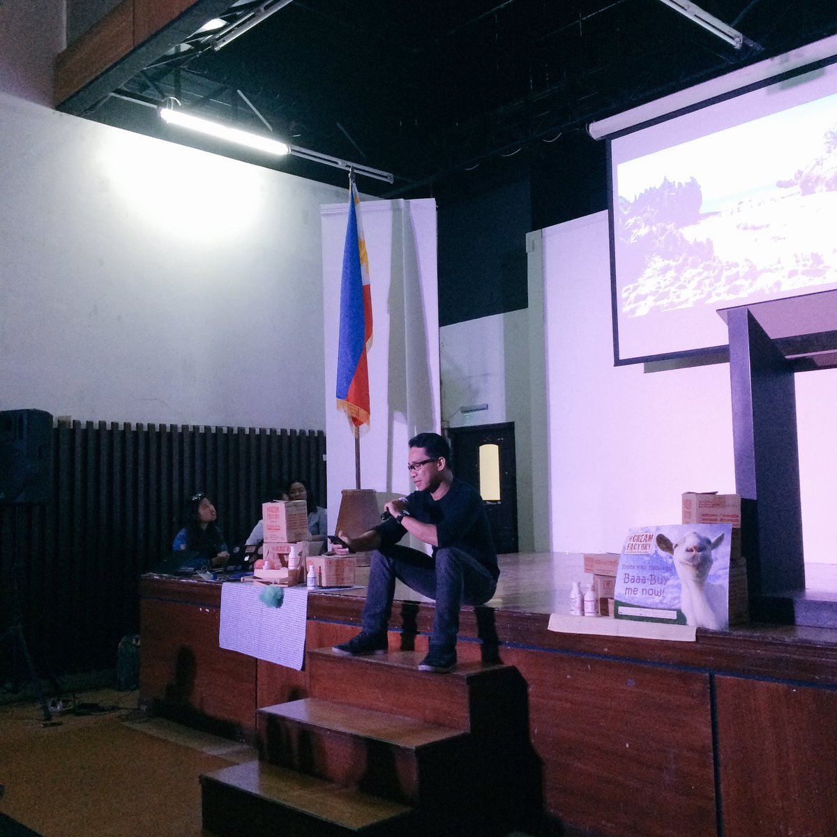 COMMSOC_DLSUD's tweet photo. 3rd speaker is Marvin Geronimo of nobarriersjusthorizons.ph #BloggersExpoIII https://t.co/OvqTyOg9Oe