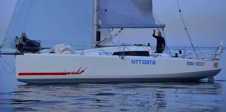 NTTDATA_IT's tweet photo. Ultimo giorno per votare il nostro @schiarot, skipper di @LunatikaSailing, ad armatore/timoniere dell'anno. Votate ! https://t.co/volJtdZOSB https://t.co/BtWARDlPbY