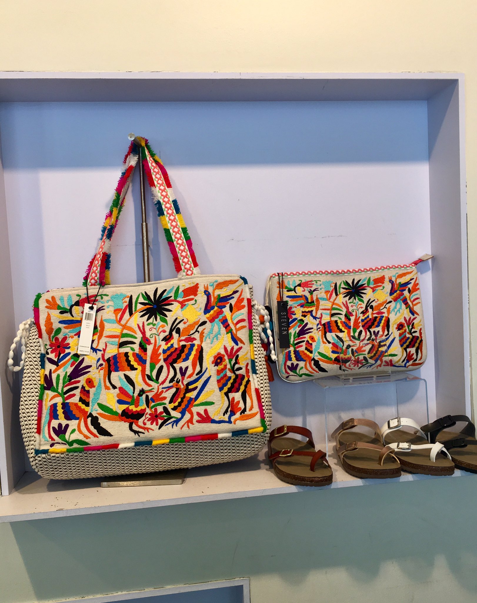 Gloria Martinez on X Ahora bordados de tenango de Doria Hidalgo se encuentran en bolsas de la marca stevemadden q no son hechos por artesanos de ahi plagio https t qKaLh9VInD X