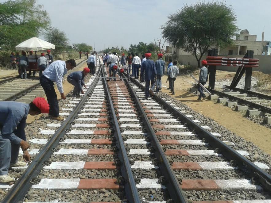 NWRailways's tweet photo. महाप्रबन्धक के जोधपुर मण्डल के वार्षिक निरीक्षण में बोरावड स्टेशन पर रेलवे पांइन्ट का निरीक्षण करते हुए रेलवे के अधिकारी https://t.co/AtdTGNVqnG