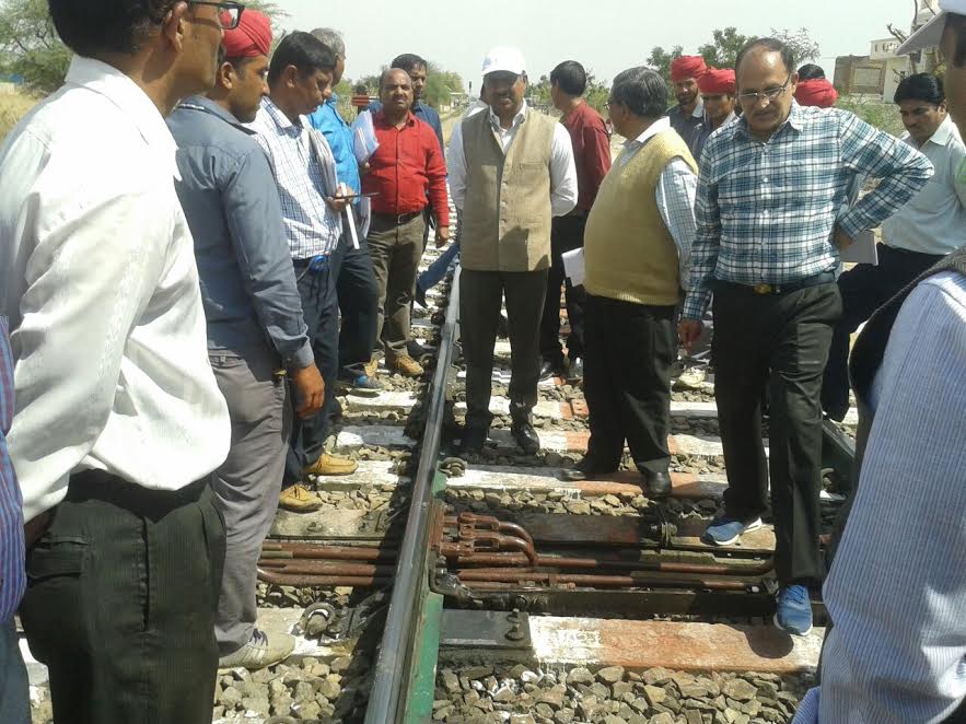 महाप्रबन्धक के जोधपुर मण्डल के वार्षिक निरीक्षण में बोरावड स्टेशन पर रेलवे पांइन्ट का निरीक्षण करते हुए रेलवे के अधिकारी