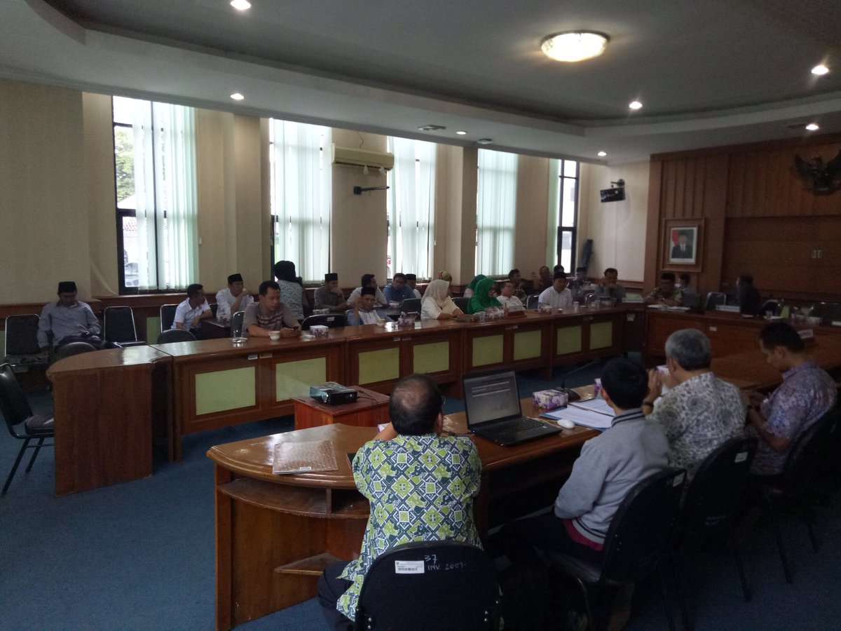 setwan_pdg's tweet photo. Rapat koordinasi Banang, Pimpinan Fraksi dan Bappeda tentang Sosialisasi Sim Renja online https://t.co/DLMYYWzaVf