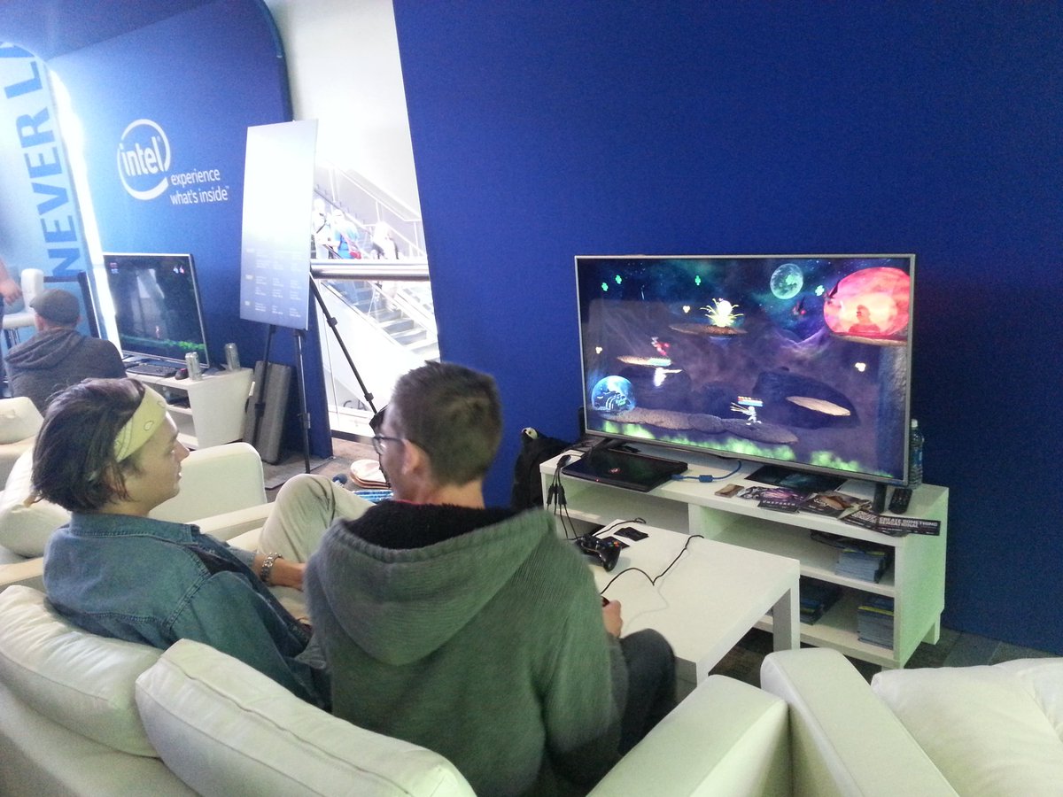 GamedevMJ's tweet image. People playing my game at #Intelgamedev #gdc17
#gamedev #indiedev #indiegame #platformer #multiplayer #gameart #screenshotsaturday #xbox