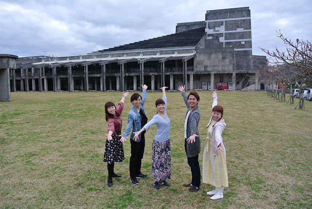 劇団四季 A Twitter エルコスの祈り ツアー公演は本日 沖縄県 名護公演で千秋楽を迎えました 公演会場の名護市民会館は随所に沖縄らしい趣きがあり 広々とした庭は本格的に春を感じる気持ち良さ 写真1枚目左より 小山百合恵 塚田健人 高橋伶奈 渡邉勝馬 劇団四季 A Twitter エルコスの祈り ツアー公演は本日 沖縄県 名護公演で千秋楽を迎えました 公演会場の名護市民会館は随所に沖縄らしい趣きがあり 広々とした庭は本格的に春を感じる気持ち良さ 写真1枚目左より 小山百合恵 塚田健人 高橋伶奈 渡邉勝馬