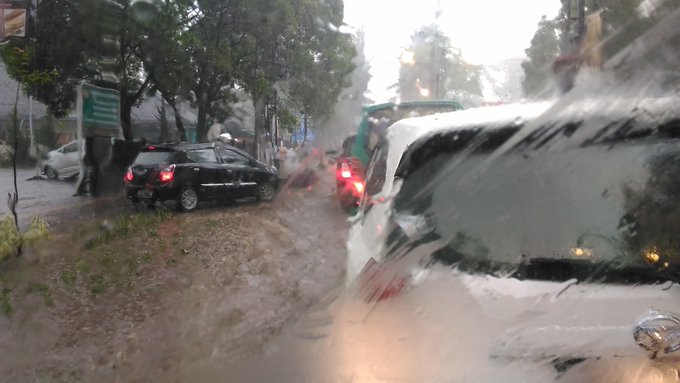 infobdg's tweet image. #cuacaBDG 15.33 : jln dago hujan cukup deras | @harisfitriana_