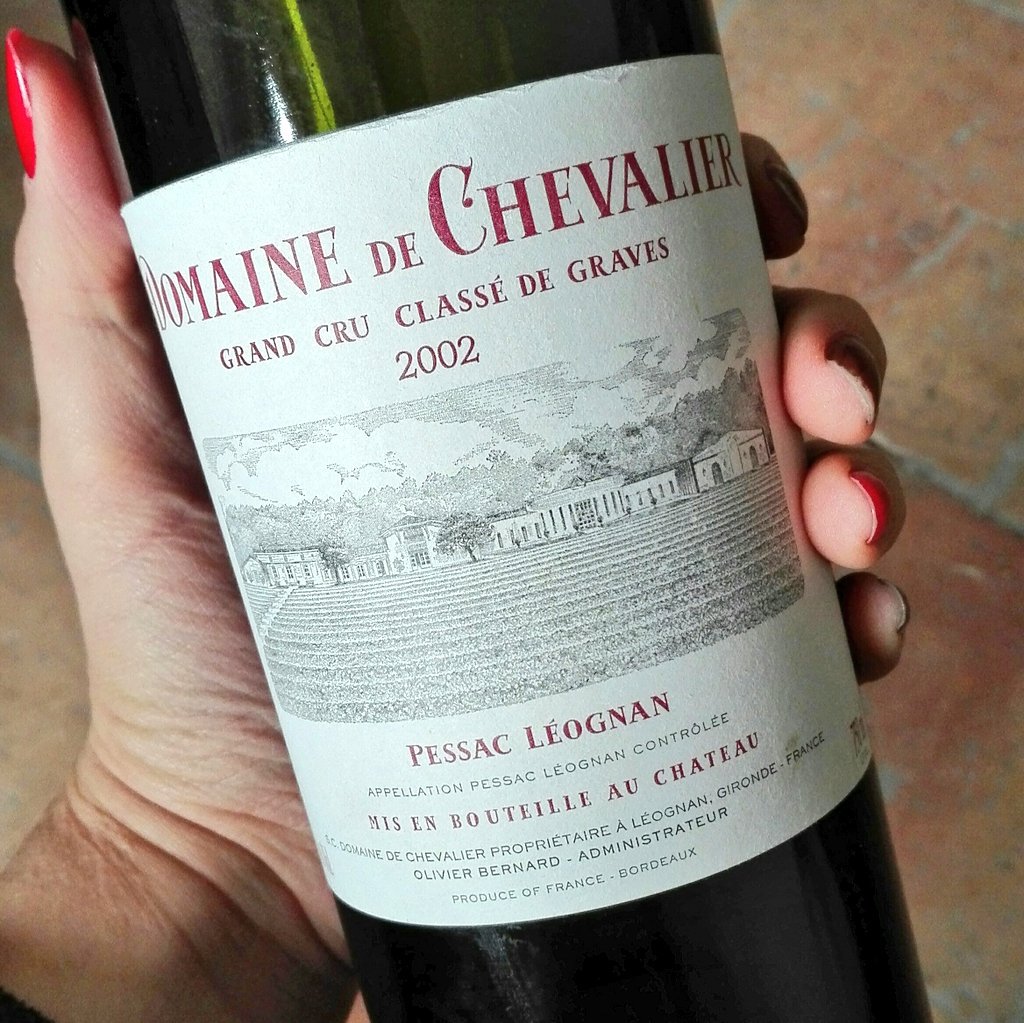 Here's to a great weekend! 🍷What's in your glass tonight? :) #winelover #domainedechevalier #wine #wineoclock  #winelady #winetime #finewine