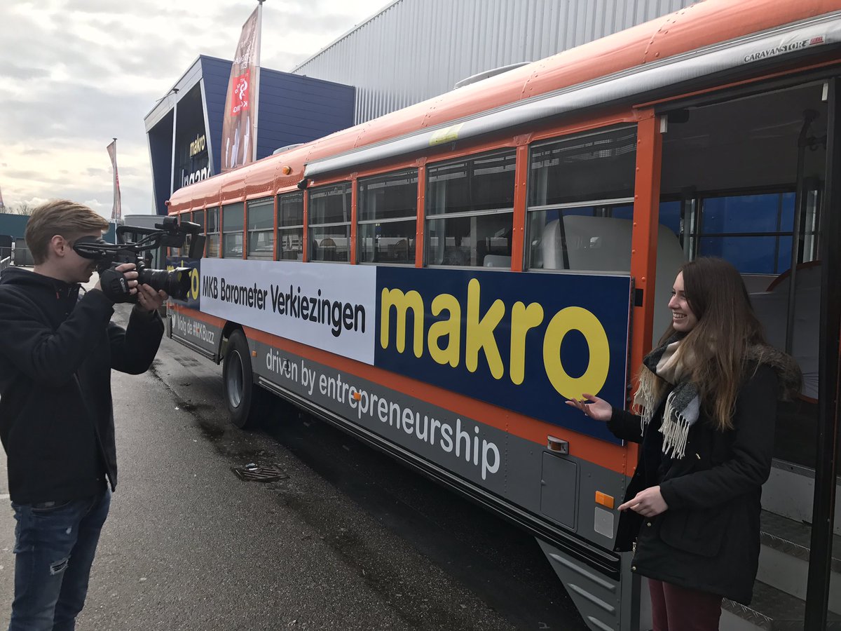 MakroHorecaNL's tweet photo. De #MKBuzz op bezoek bij @MakroVianen ivm reportage over ondernemen na de verkiezingen. Check https://t.co/D9XBJkFscn pop up barometer verk. https://t.co/PbMpGBlsCd