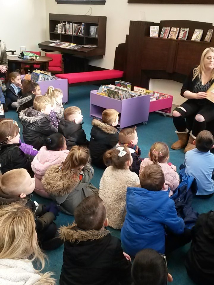 hcpsleeds's tweet image. #enjoyingstories! #hunsletlibrary