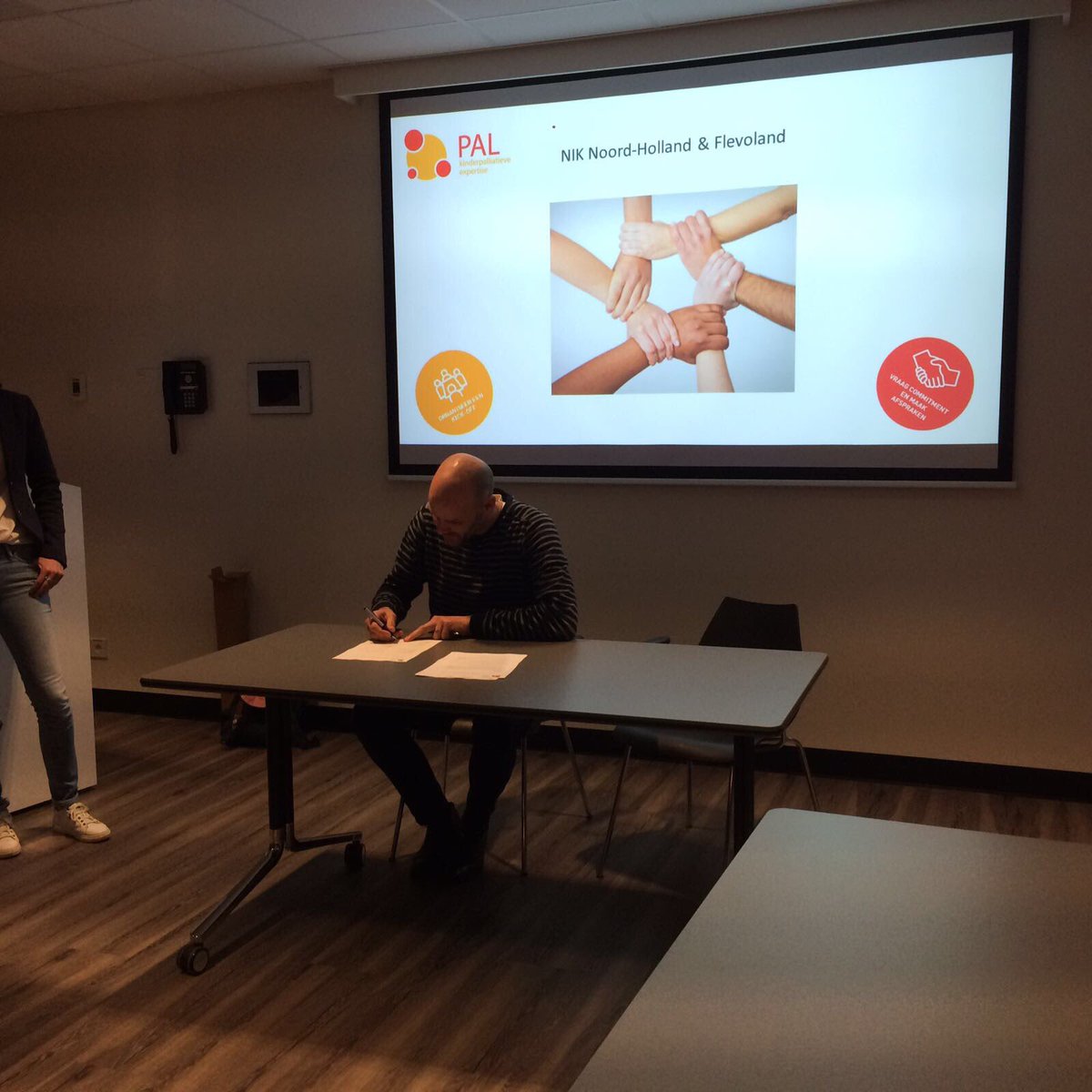 .<a href="/Ons2eThuis/">Ons Tweede Thuis</a> <a href="/Biezenwaard/">VKZ de Biezenwaard</a> Locatiemanager Erik van Loon tekent voor kick-off NIK NH/Flevoland samen met @StichtingPAL #samenwerking #trots
