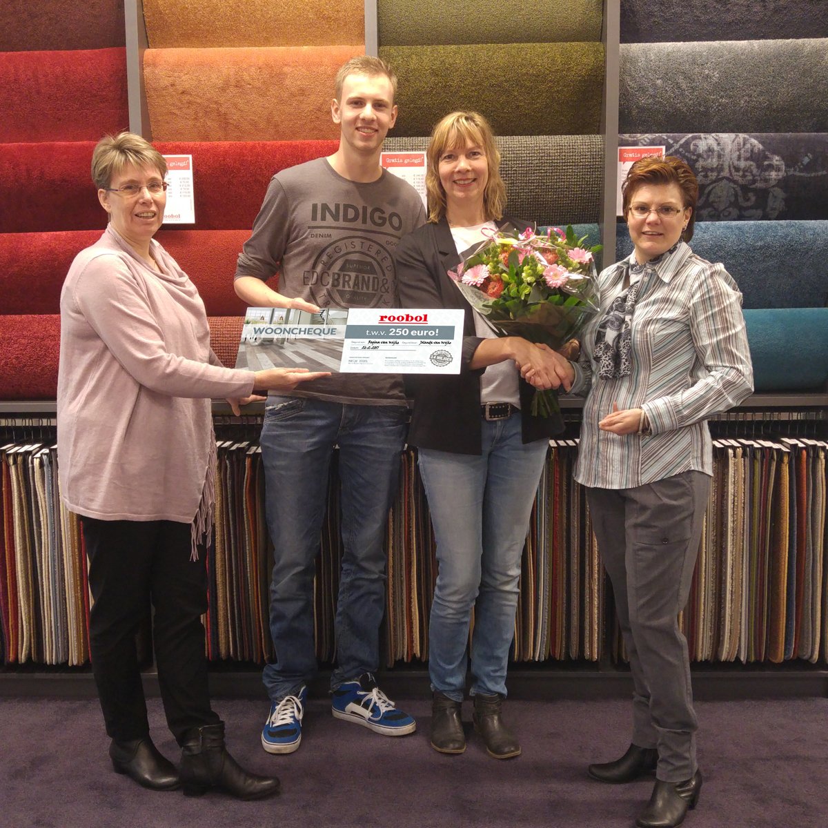 roobol_wonen's tweet photo. Afgelopen zaterdag is de wooncheque uitgereikt aan Regina van Wijhe in onze winkel in Almere. https://t.co/rSDXeeBJEz #roobol https://t.co/AyBI0NiBym