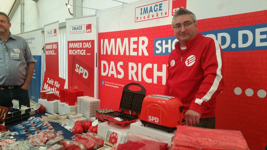 Schulz-Effekt: Auch die Toaster im SPD-Fanshop verkaufen sich besser. Sich selber grillen macht der SPD halt Spaß.