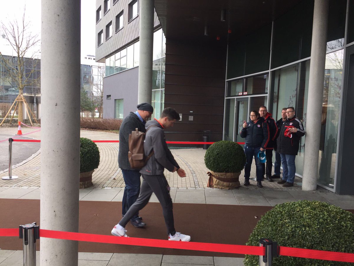 TomTheProducer1's tweet photo. So Bayern Munich @FCBayern turned up at our conference just now. Which is nice of them 👍🏻 @manucoreCONNECT #ESCDF @InfinityMunich #Munich https://t.co/qj3VoGatvz