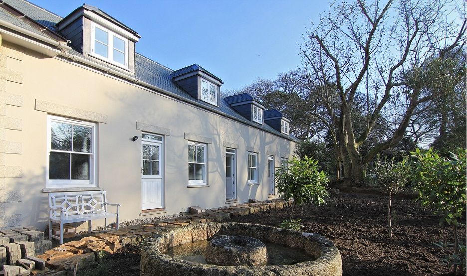 ViewLoveLive's tweet photo. 4 stunning cottages now available in the historic Holman Park Estate - take a 3D Tour of the show home: https://t.co/EFGAmw3Ntn https://t.co/PbKIQGBn7e