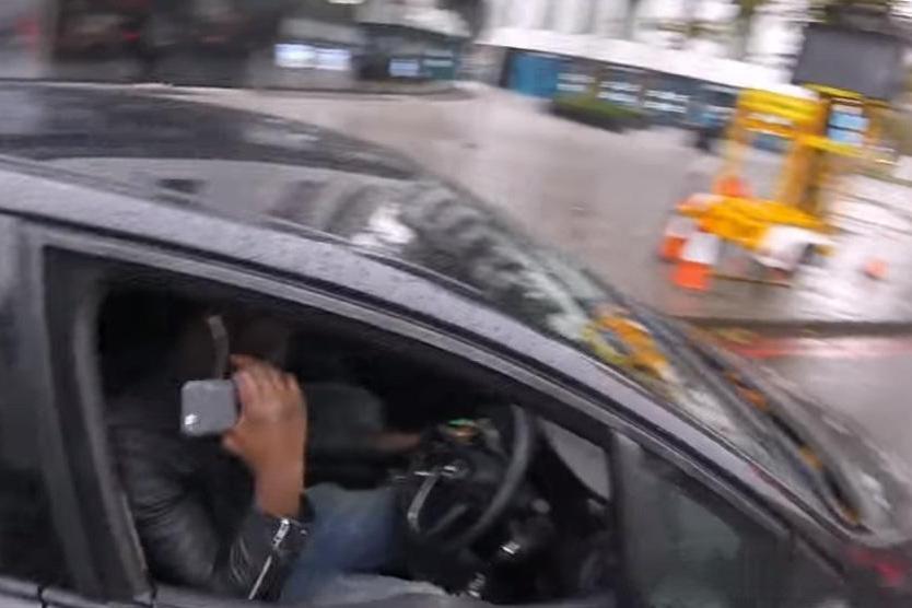 standardnews's tweet photo. Major police crackdown on London drivers who use their phones at the wheel https://t.co/0K0YcWyTwq https://t.co/5XnB1rxjG6