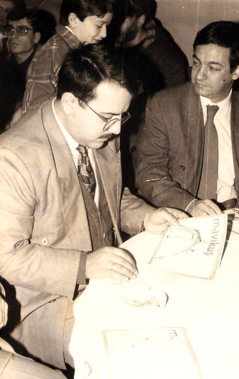 Mavikuş Çocuk Dergisi'nin ilk sayısı... Basın tanıtımındayız...
Tarih yaprakları 1996'yı gösteriyor.
Aylardan Nisan..

<a href="/DemirHan19/">Demirhan</a>