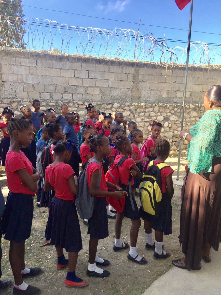 GertrudSchuster's tweet photo. Heute Morgen zu Besuch in der #flade #Klosterschulhaus. Ich freue mich - das Solidaritätsprojekt in #Haiti #Sr. Mirjam vorstellen zu dürfen https://t.co/bsLH6cECiS