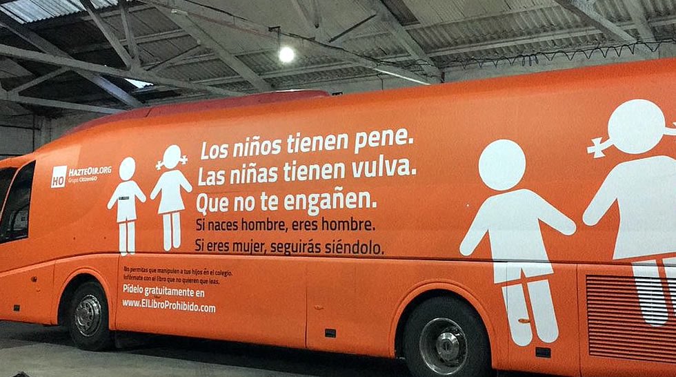 FilmBayona's tweet photo. El autobús de la vergüenza. Lo que no tienen sus responsables es cerebro ni corazón. Esto es enseñar a discriminar y a hacer daño. Perverso. https://t.co/mnl0EiyoMR
