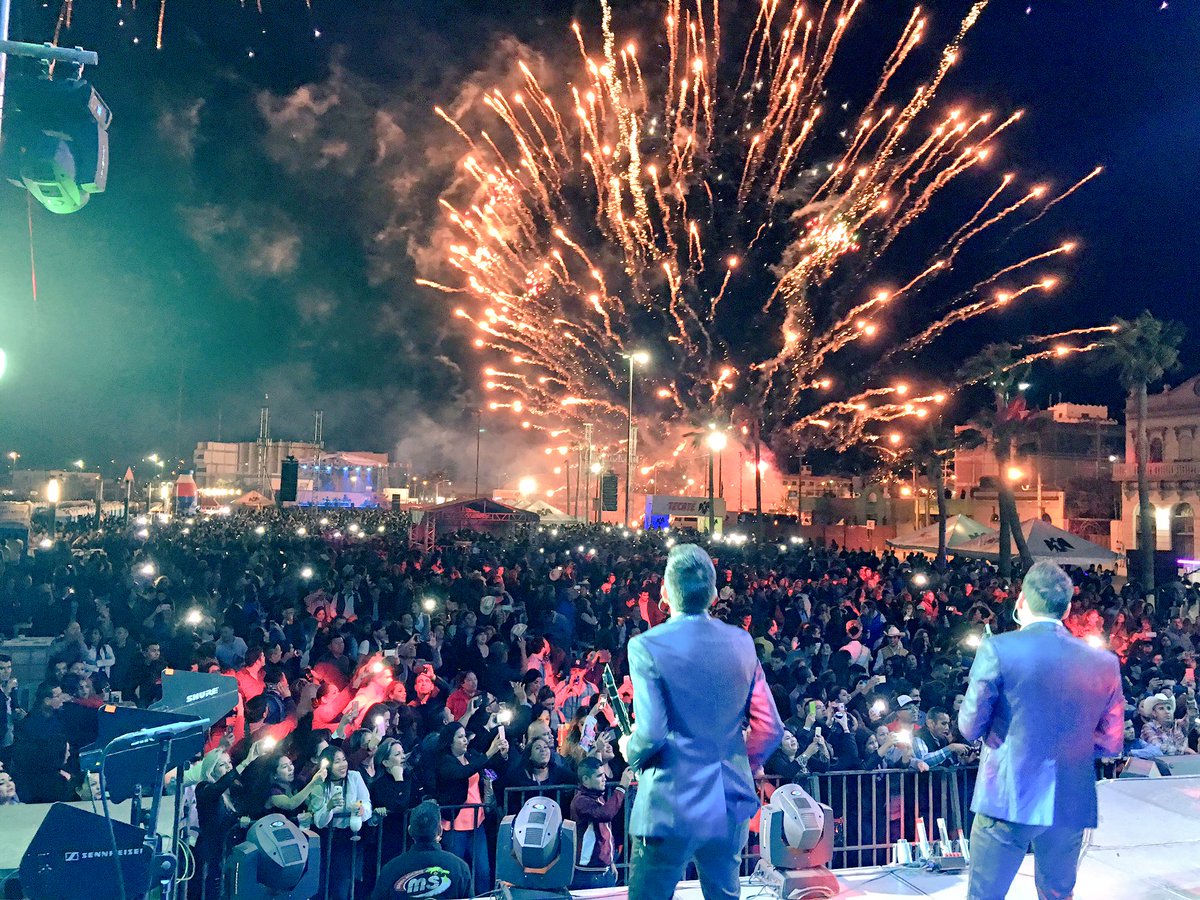 Lorenzo_de_Cima's tweet photo. ¡Bienvenidos @BANDA_MS! Esto es el @GuaymasCarnaval 2017 ¡Que muera el mal humor y que viva la alegría! 🎉🎊🎎 #CarnavalGuaymas2017 https://t.co/sFpGH0HFA5