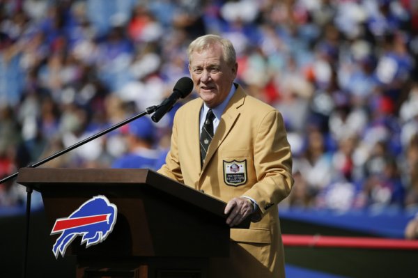 CirChristin583's tweet photo. No Randy Moss, no Terrell Owens? Bill Polian says neither deserves Hall of Fame https://t.co/3mIHbHVXJt https://t.co/GIkwNiLS62