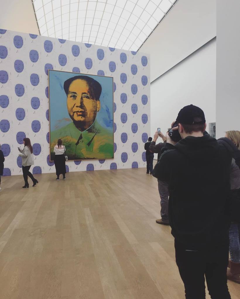 _Penny_Lee_'s tweet image. @lcabagd students checking out the Warhol #warhol #art #graphicdesign #students #ontour #b… ift.tt/2lSj59H