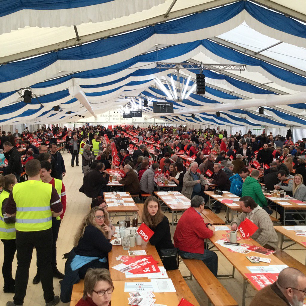 Politischer Aschermittwoch der SPD in Vilshofen: Eine Stunde vor Beginn ist das Zelt bereits gut gefüllt.