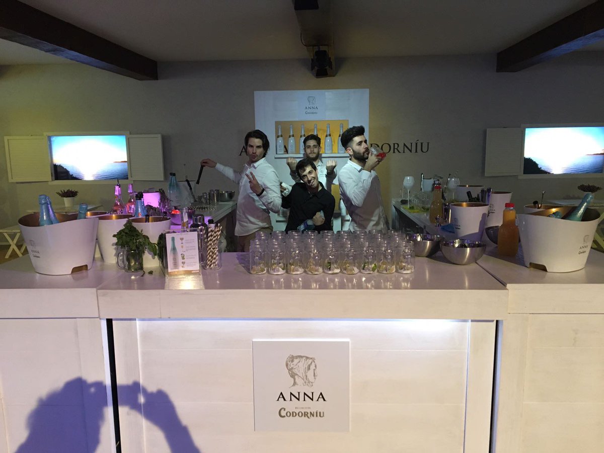 ABC_PERSONAL's tweet photo. Otro año más, nuestros chic@s durante la Mercedes Benz - Fashion Week de Madrid. ¡Cómo se lo pasan!#azafatos #abcpersonal #agenciapersonal https://t.co/1TYBhy8Qkg