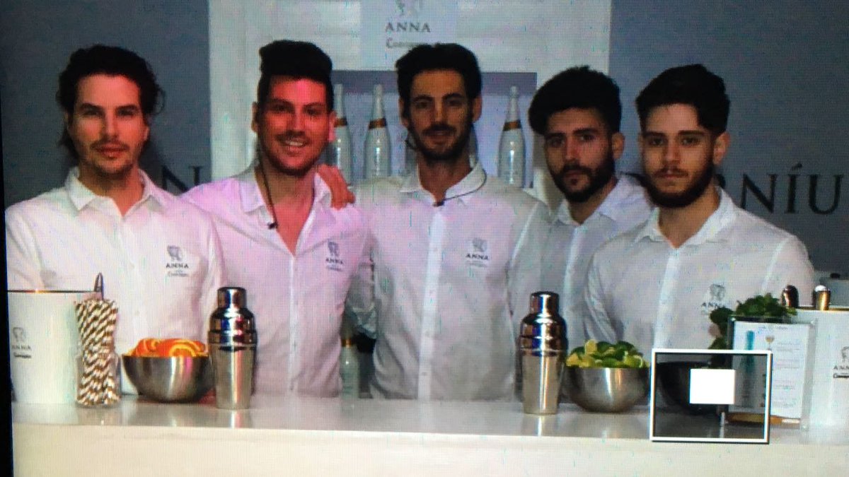 ABC_PERSONAL's tweet photo. Otro año más, nuestros chic@s durante la Mercedes Benz - Fashion Week de Madrid. ¡Cómo se lo pasan!#azafatos #abcpersonal #agenciapersonal https://t.co/1TYBhy8Qkg