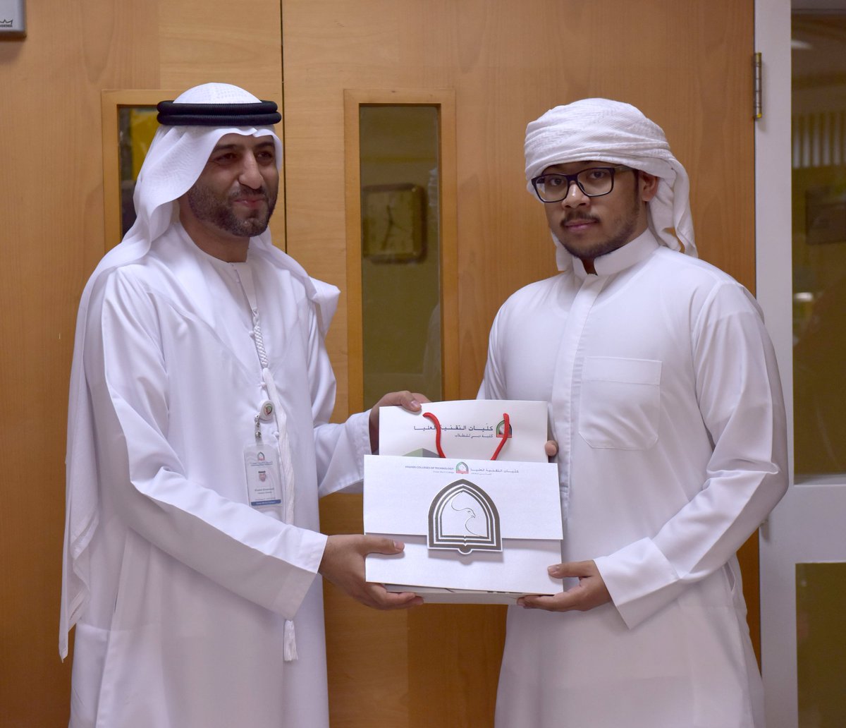 HCT_UAE's tweet photo. د.خالدالحمادي يكرم مجموعة من الطلاب المتميزين بمسابقة"الخاسر الأكبر"والذين تمكنوا من العمل بجد لانقاص أوزانهم وتحقيق بنية جسمانيةسليمة وصحية https://t.co/xl7D2jfYGH