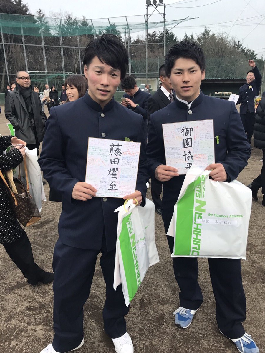 C6Qwy's tweet photo. 立正大淞南高校を卒業しました。
現役中はずっと辞めたいって思ってたけど、こうして卒業したらずっとみんなと居たいって思ってます！泣

こんなおもろいやつらは他におらん！
淞南で良かった！！😂😂😂

最後になったけど
お父さんお母さんありがとう https://t.co/f9uDZUmKOu