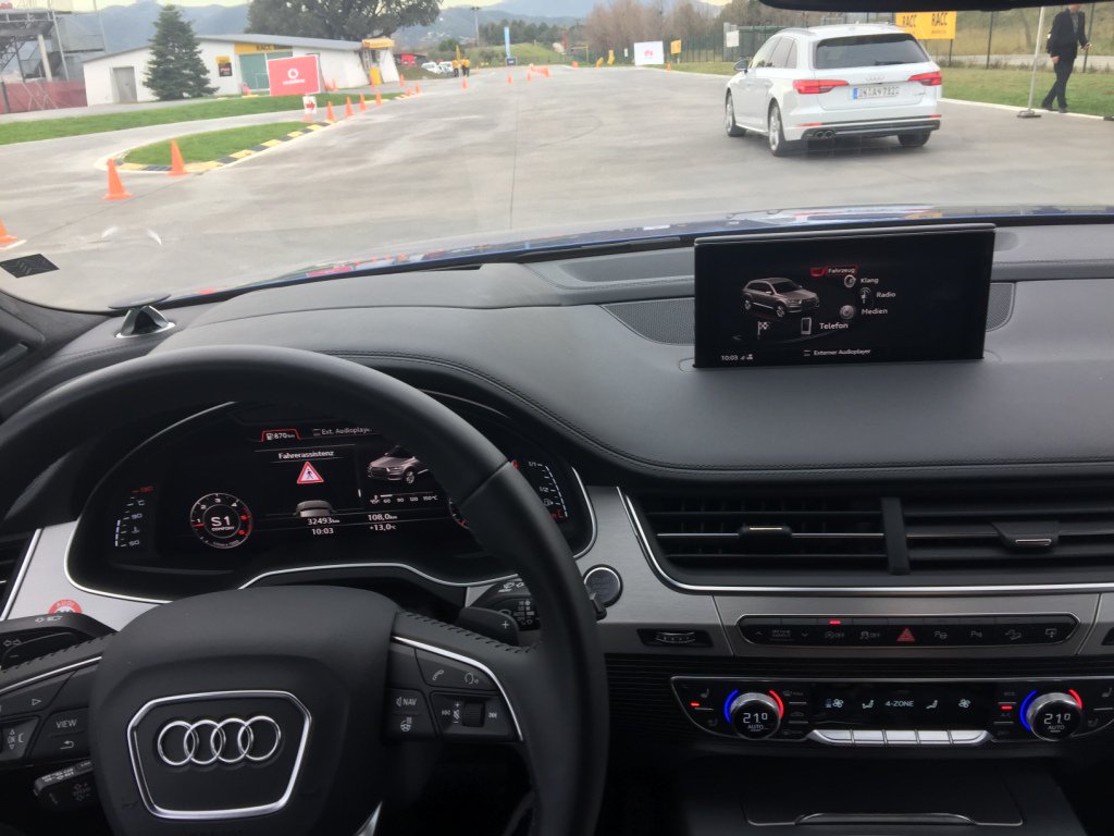 vodafone_es's tweet photo. ¡El coche conectado del mañana ya ha llegado! @VodafoneIoT lo ha traído hasta el #MWC17 #VodafoneMWC [https://t.co/FMFX4z6nvA] https://t.co/m9mxBjhwYY