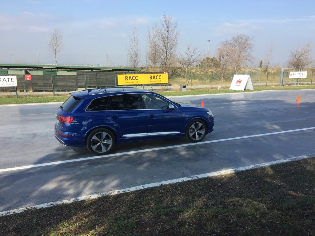 vodafone_es's tweet photo. ¡El coche conectado del mañana ya ha llegado! @VodafoneIoT lo ha traído hasta el #MWC17 #VodafoneMWC [https://t.co/FMFX4z6nvA] https://t.co/m9mxBjhwYY