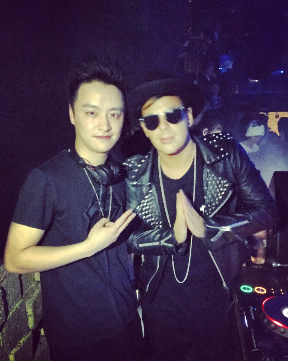 djl_leon's tweet photo. Great shot w/ Timmy Trumpet. "PSY OR DIE?!" @timmytrumpet https://t.co/ACctJ5Wt7d