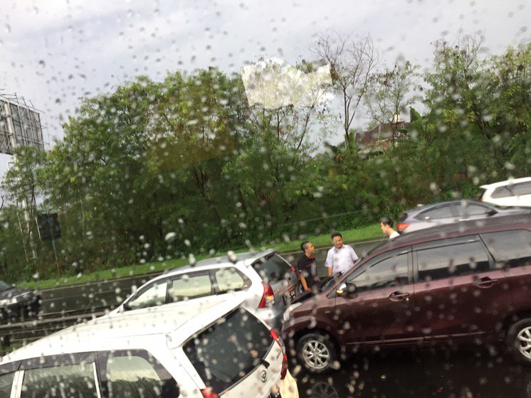 Dian_Dee2's tweet photo. Ada tabrakan berantai (5 kendaraan pribadi) di jalur cepat tol pondok ranji @RadioElshinta. https://t.co/jz1Qa52LfS