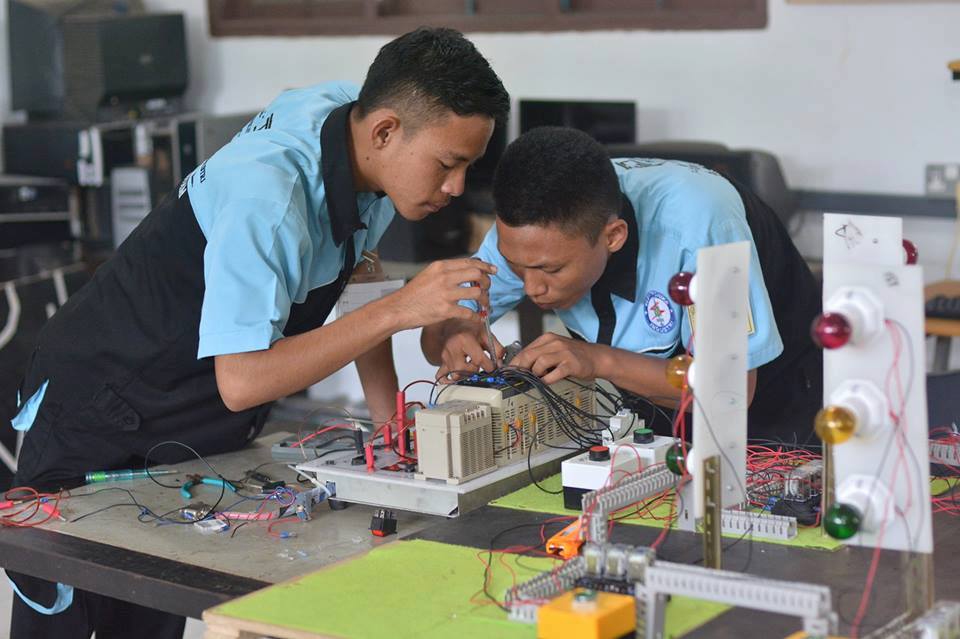 BimaRamaLF's tweet photo. Programer &amp; Wearing Traffic Light use PLC, PRAUKK 2017. https://t.co/2u5ZEVWdyc
