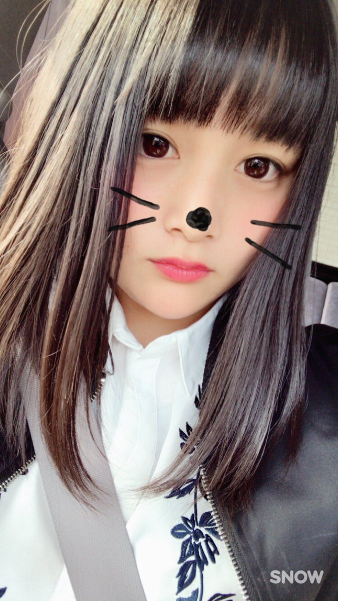 yuka53111's tweet photo. 祝卒業🌸ということで髪染めてきた～
アッシュベージュ！いい感じなった☺️
染める前と染めた後✨
光に当たったらもっとあかるい～ https://t.co/auMYm4S1wn