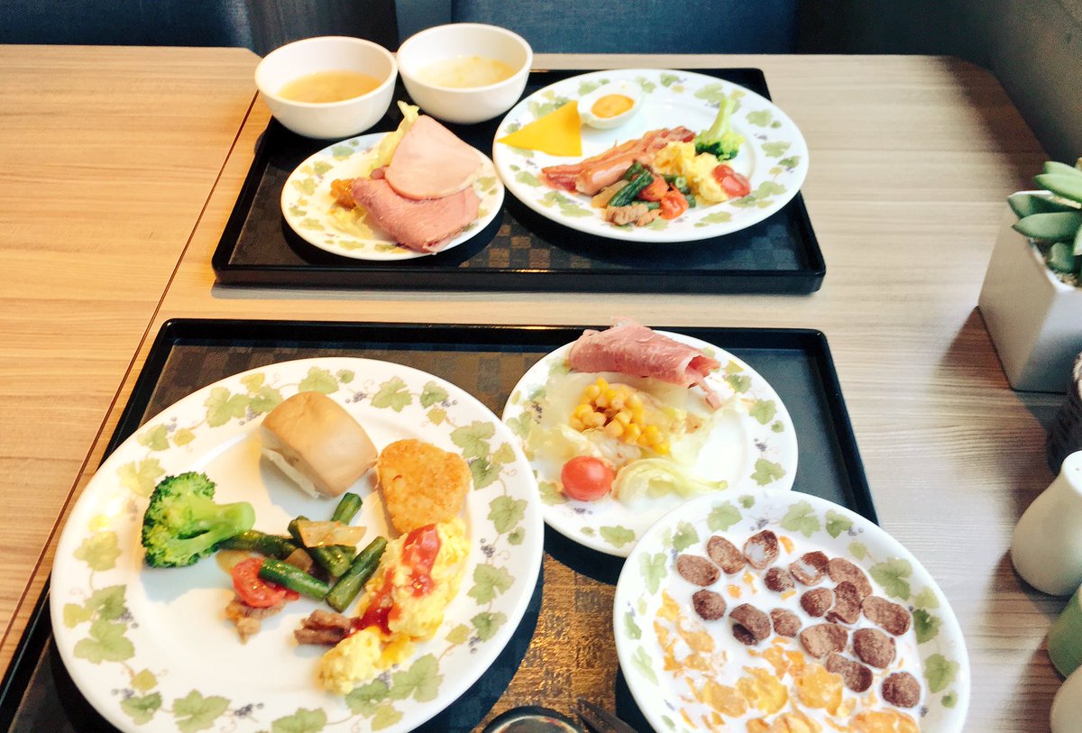 些事 台湾二日目 今日のご飯 朝 ホテルのビュッフェ 昼 小籠包 ピータン豆腐 豆魚 夜 カニおこわ イカすり身団子 ハマグリのスープ 同行者は高菜とガツのスープ 杏仁豆腐 スイカジュース サービスのきな粉餅 些事 台湾二日目 今日のご飯 朝 ホテルのビュッフェ 昼 小籠包 ピータン豆腐 豆魚 夜 カニおこわ イカすり身団子 ハマグリのスープ 同行者は高菜とガツのスープ 杏仁豆腐 スイカジュース サービスのきな粉餅