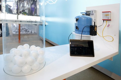 Telefonica's tweet photo. Descubre cómo el #IoT posibilita que las personas se conecten con las cosas que les importan 
https://t.co/qxNKsGElWf #MWC17 https://t.co/r9sokFc29P