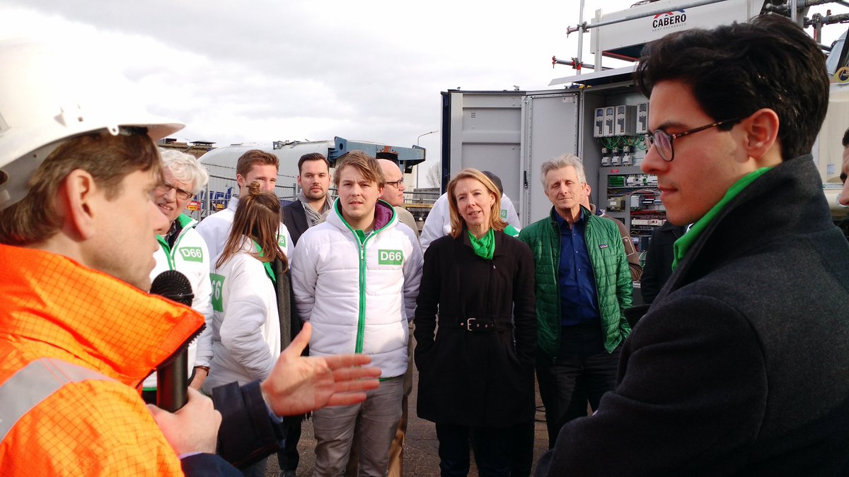 D66Arnhem's tweet photo. .@IndustrieparkNL startup #Alucha legt aan kandidaat-kamerleden @D66 uit hoe ze met slimme technologie afvalstromen in grondstof omzetten. https://t.co/6WtXDJSnoQ