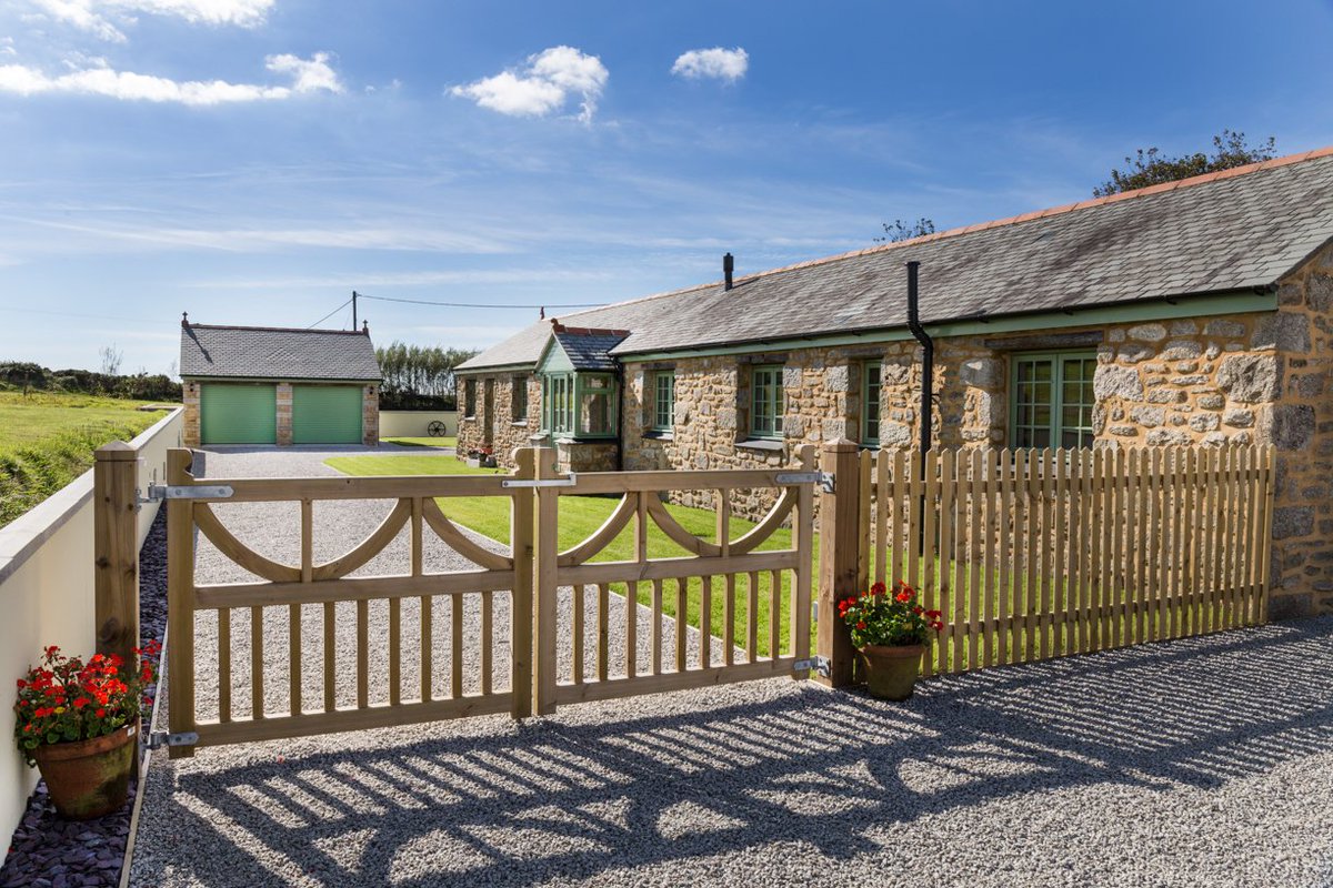 ViewLoveLive's tweet photo. View this spacious barn conversion in stunning 3D!: https://t.co/apukc7D8FH 3 bed, large living areas and immaculately presented. £395,000 https://t.co/NjLhUOXRBZ