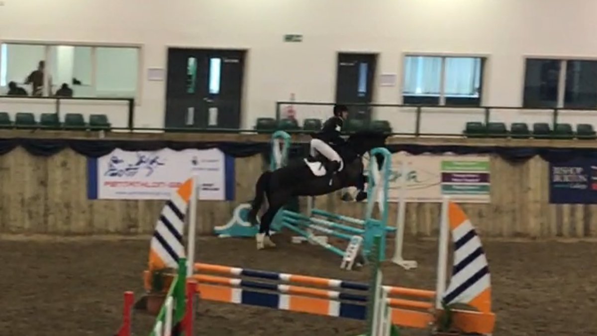 DUEquestrian's tweet photo. Jess and Hearke close the final phase with a smashing round! #bucswednesday #teamdurham https://t.co/ZfDwc4sozx