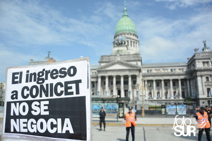 FotoSur_Agencia's tweet photo. #AHORA #congreso @mauriciomacri habla en #Sesiones2017 Afuera los #cientificos reclaman por recorte de ingresos a #conicet https://t.co/QqCcKduuUX