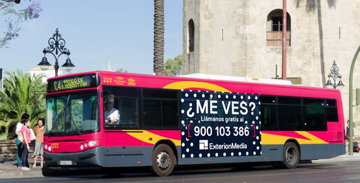 CriticoEnf's tweet photo. Última hora: La policía detiene el autobús que discrimina a los ciegos. https://t.co/Jz15H4pg97