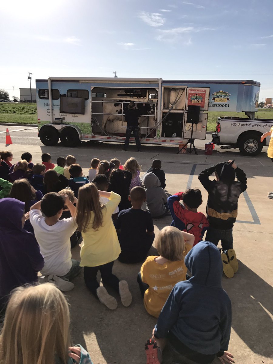 MrsKeensClass's tweet photo. Learning about milk from Katie Belle and #SouthwestDairyFarmers. @WoodwayElem https://t.co/X1v15gOBZU