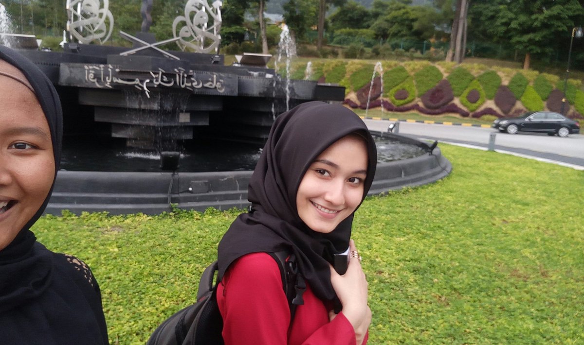 OpsSenyum's tweet photo. Bawak budak spm pusing uia. 😂 #alilthrowback @kamiliabgm https://t.co/rVEmbo3vu0