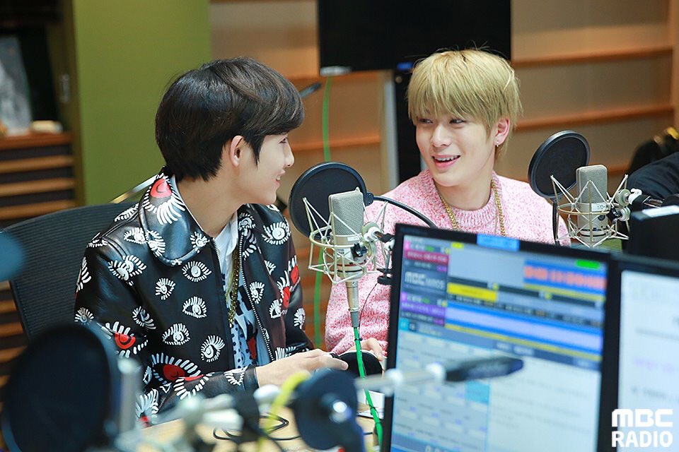 p_anchovy's tweet photo. เบื้องหน้าและเบื้องหลัง ทัมมัยอ๋อออ แค่เพิ่ลคุยกัน #jaewin มั่ยดั้ยเลยหลอออออ รัมเว่อร์ #yuwin 🙄 https://t.co/2utdOoJxJ9
