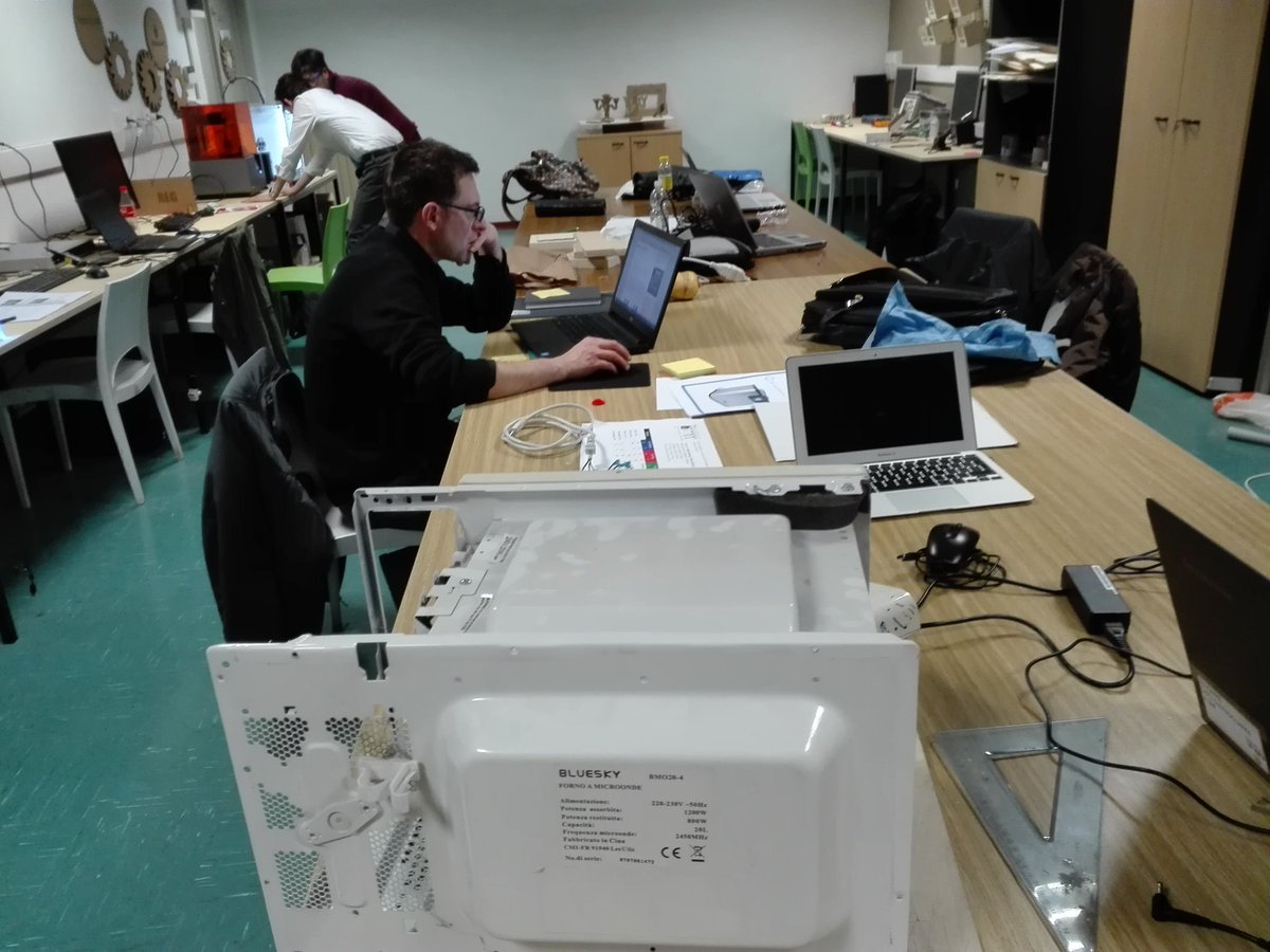 FablabDueville's tweet photo. Realizziamo un forno UV per la polimerizzazione delle resine della #stampante3D #form 2 di @formlabs  recuperando un forno a microonde. https://t.co/uhygv6wuGh