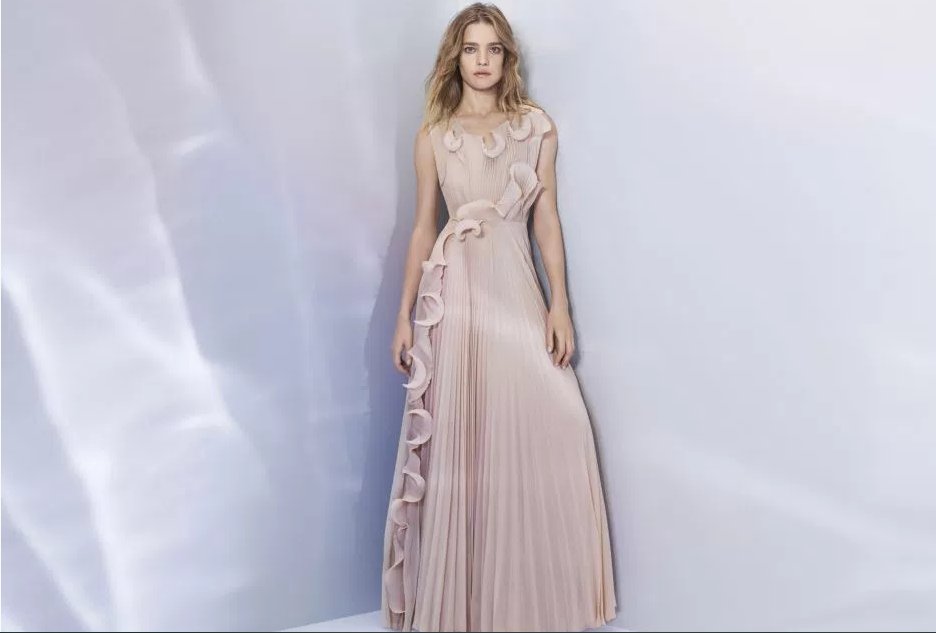 notmystyleuk's tweet photo. How @EmmaWatson, @gucci &amp; @GCC_ECOAGE are making #sustainablefashion glamourous. Via @qz. https://t.co/wW90M67E9V https://t.co/Zm6EQqJieU