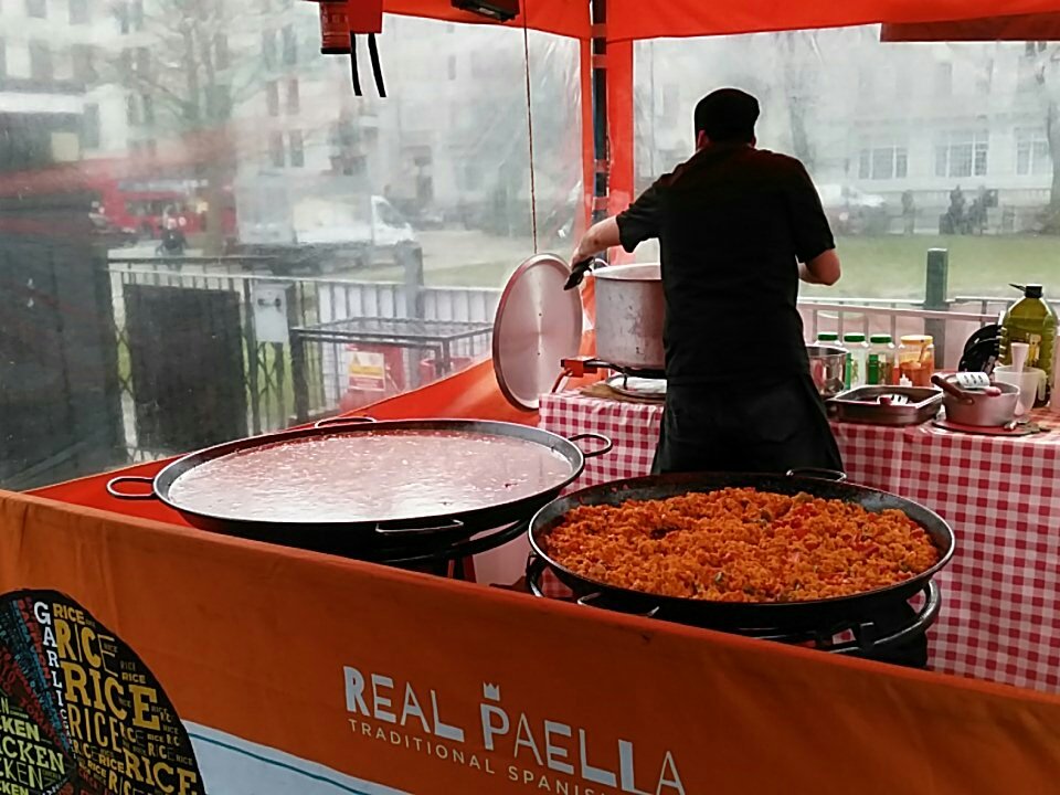 Cooking up some magic, come to Finsbury square! @realpaella #lunch #streetfood <a href="/Bloomberg/">Bloomberg</a>